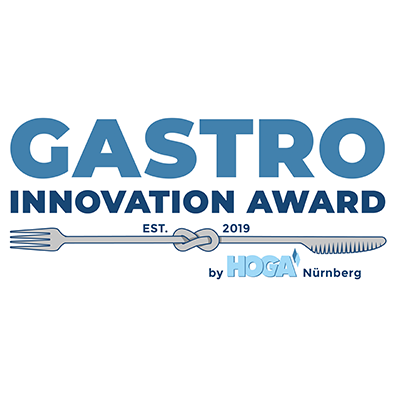 Logo Gastro Innovation Award 2025 – blaue Schrift, Gabel & Messer im Knoten, „by HOGA Nürnberg“
