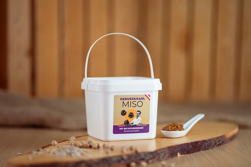 Würzpaste Genusskoarl Bio-Kichererbsen Miso in einem 1 kg Eimer auf Holzbrett