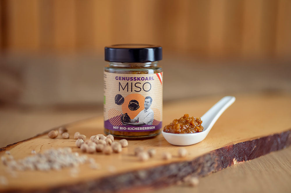 Würzpaste Genusskoarl Bio-Kichererbsen Miso in einem 190 g Glas auf Holzbrett