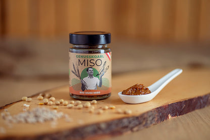 Würzpaste Genusskoarl Bio-Mugi Miso in einem 190 g Glas auf Holzbrett