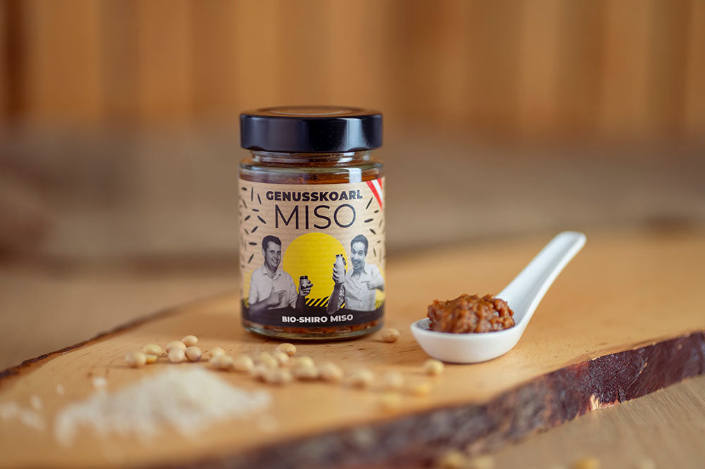 Würzpaste Genusskoarl Bio-Shiro Miso in einem 190 g Glas auf Holzbrett