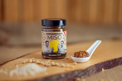 Würzpaste Genusskoarl Bio-Shiro Miso in einem 190 g Glas auf Holzbrett