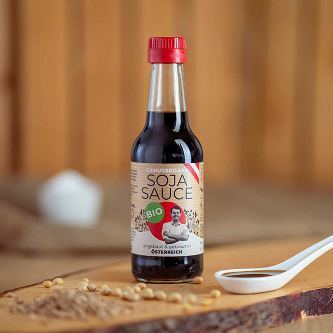 Würzsauce Genusskoarl Bio-Sojasauce in einer 250 ml Flasche auf Holzbrett