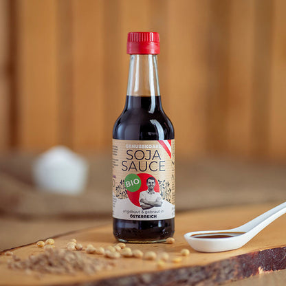 Würzsauce Genusskoarl Bio-Sojasauce in einer 250 ml Flasche auf Holzbrett