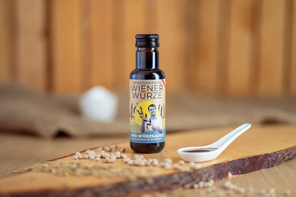 Würzsauce Genusskoarl Bio-WienerWuerze in einer 100 ml Flasche auf Holzbrett