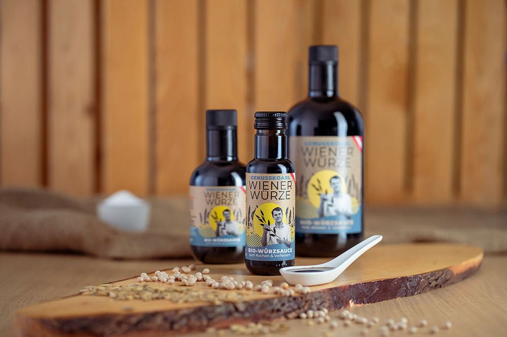 Würzsaucen Genusskoarl Bio-WienerWuerze in 100 ml, 250 ml und 750 ml Flasche auf Holzbrett