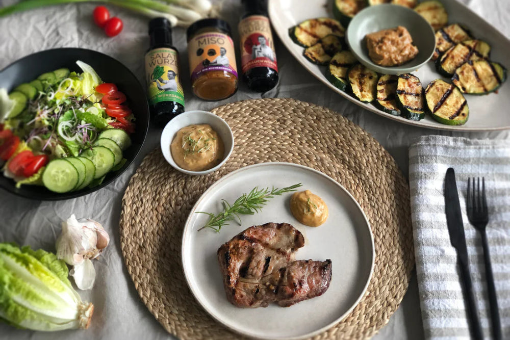 Kotelett mit Miso Zucchini und gemischten Salat