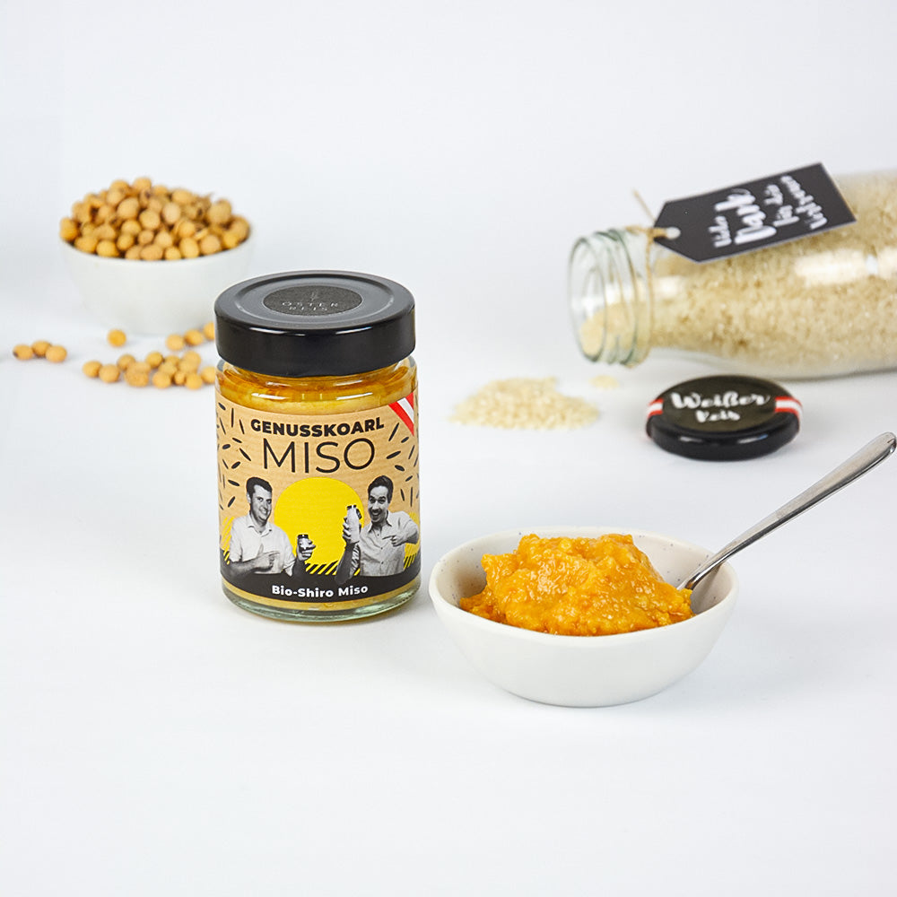 Genusskoarl Shiro Miso im quadratischen Glas – cremig weiße Paste mit schlichtem Etikettendesign, regional und nachhaltig produziert, vor hellem Hintergrund.